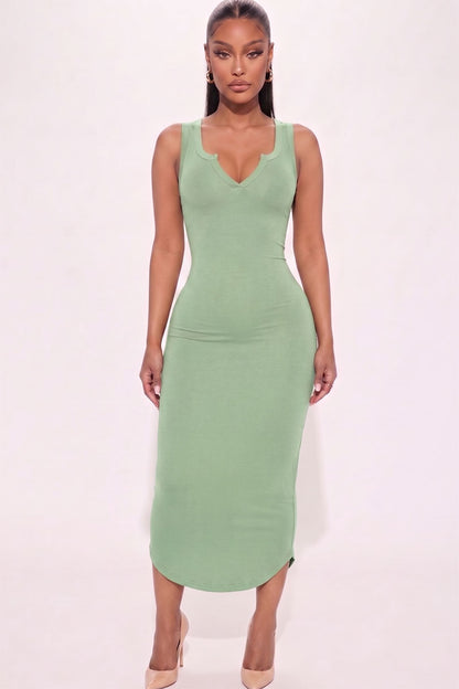 Vestido midi sin mangas con cuello dividido
