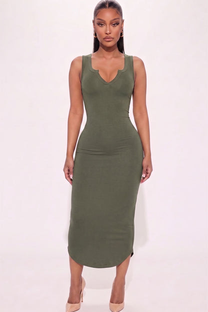 Vestido midi sin mangas con cuello dividido