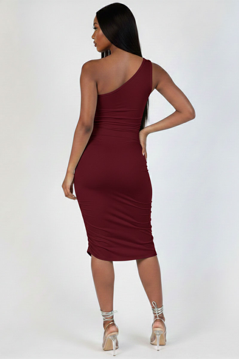 Vestido ajustado a media pierna con un hombro fruncido en color sólido sexy