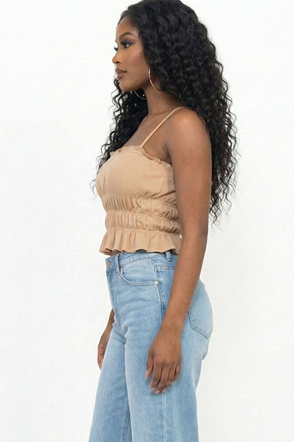 Top corto con cuerpo fruncido en capas