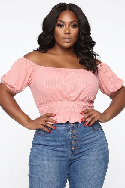 Top liso de punto acanalado con manga abullonada fruncida informal de talla grande