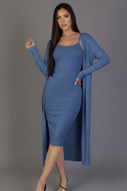 Cárdigan acanalado y vestido midi ajustado de tirantes