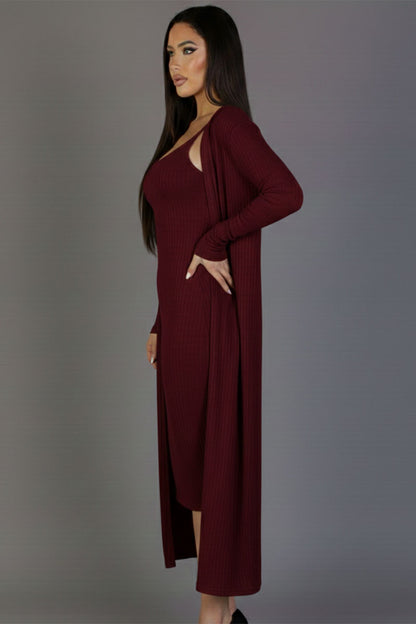 Cárdigan acanalado y vestido midi ajustado de tirantes