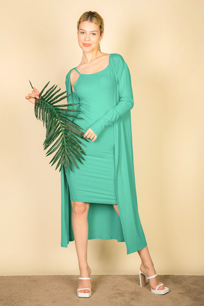 Cárdigan acanalado y vestido midi ajustado de tirantes