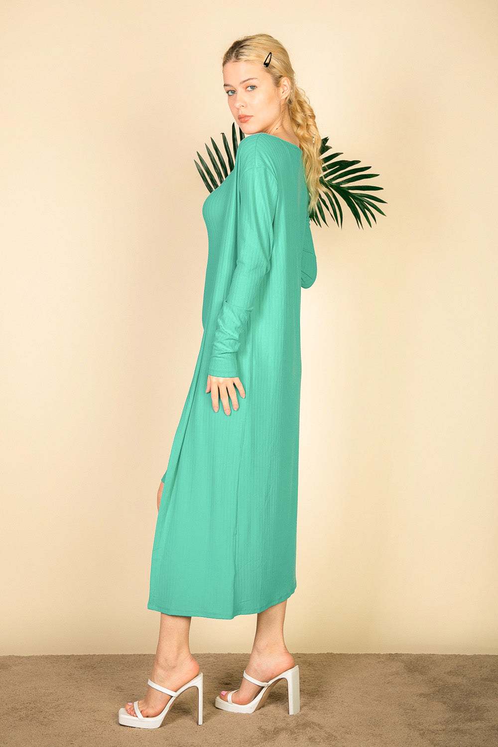 Cárdigan acanalado y vestido midi ajustado de tirantes