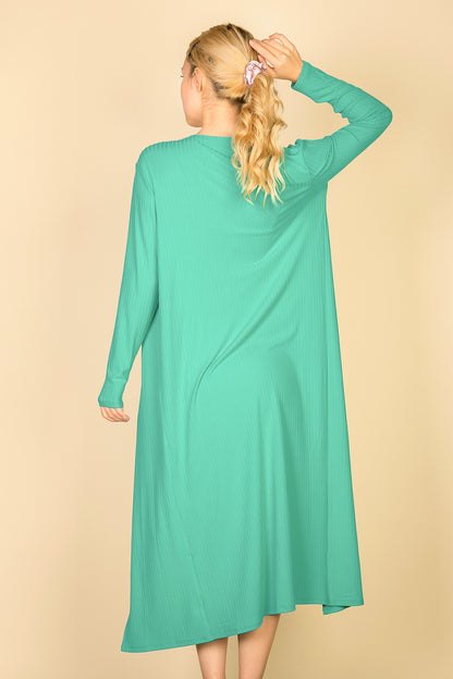 Cárdigan acanalado y vestido midi ajustado de tirantes