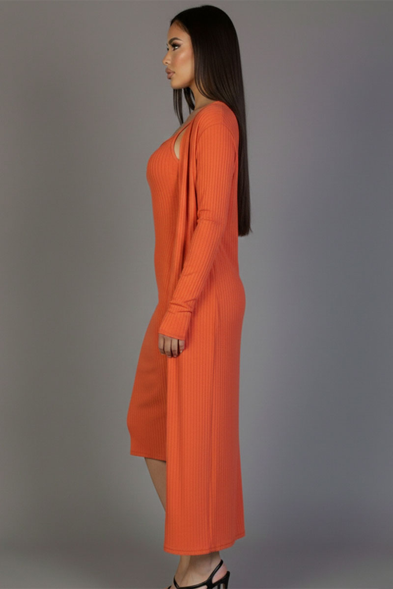 Cárdigan acanalado y vestido midi ajustado de tirantes