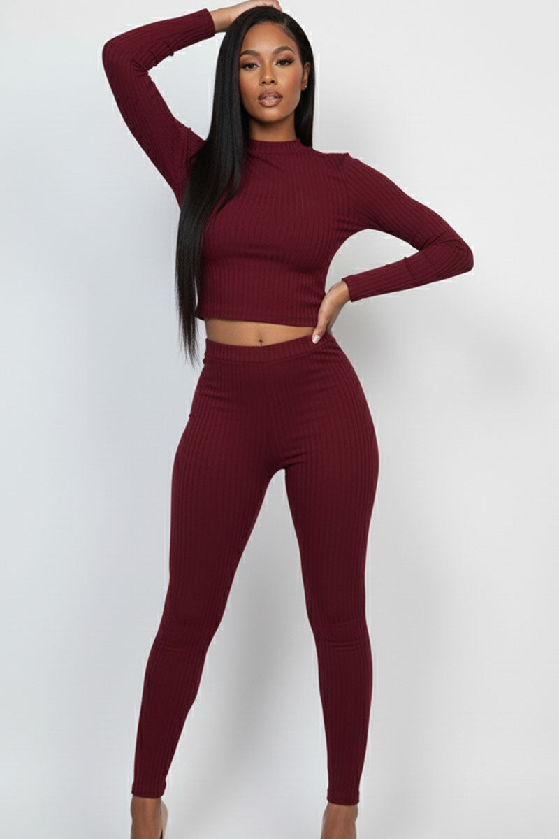 Conjunto de leggings y top de manga larga con cuello alto acanalado