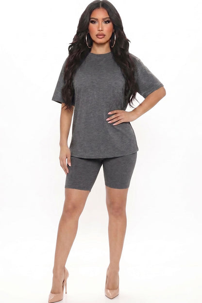 Conjunto de top holgado y shorts de ciclista