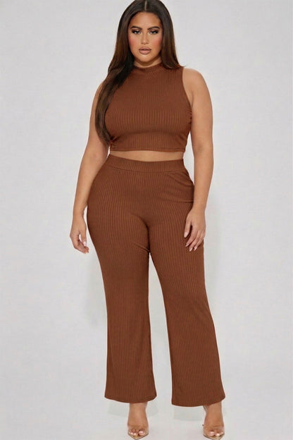 Conjunto de camiseta sin mangas corta con cuello simulado acanalado y pantalones con corte de bota de talla grande