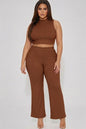 Conjunto de camiseta sin mangas corta con cuello simulado acanalado y pantalones con corte de bota de talla grande