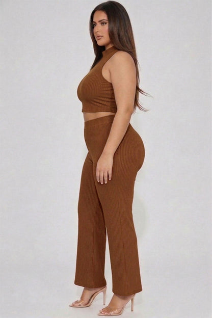 Conjunto de camiseta sin mangas corta con cuello simulado acanalado y pantalones con corte de bota de talla grande