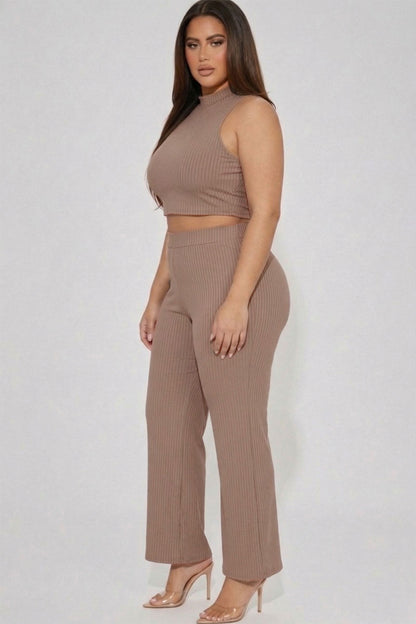 Conjunto de camiseta sin mangas corta con cuello simulado acanalado y pantalones con corte de bota de talla grande
