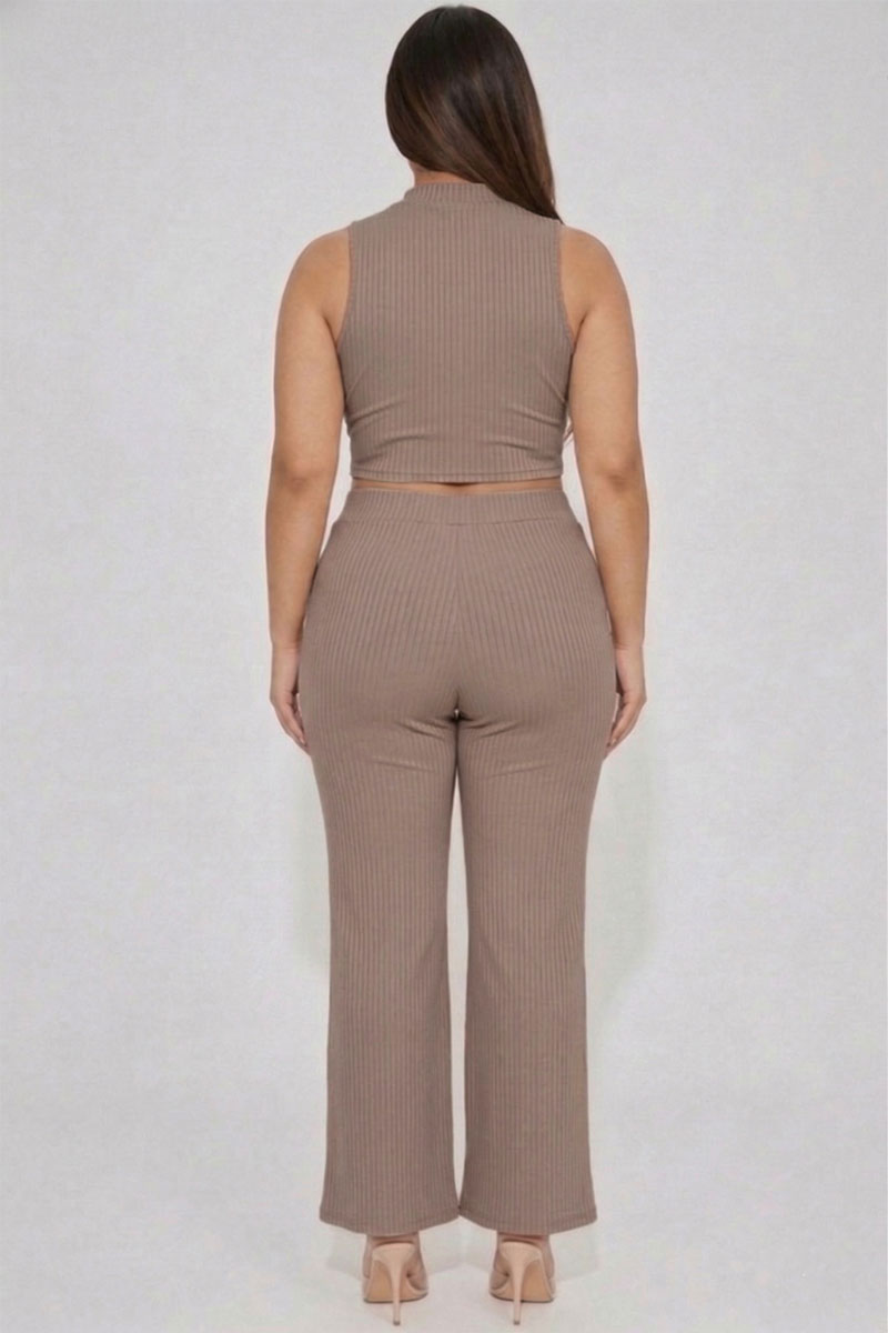 Conjunto de camiseta sin mangas corta con cuello simulado acanalado y pantalones con corte de bota de talla grande