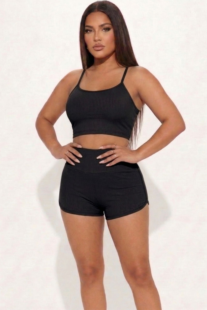 Conjunto de top corto de tirantes acanalado y pantalones cortos fruncidos