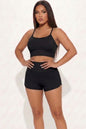 Conjunto de top corto de tirantes acanalado y pantalones cortos fruncidos