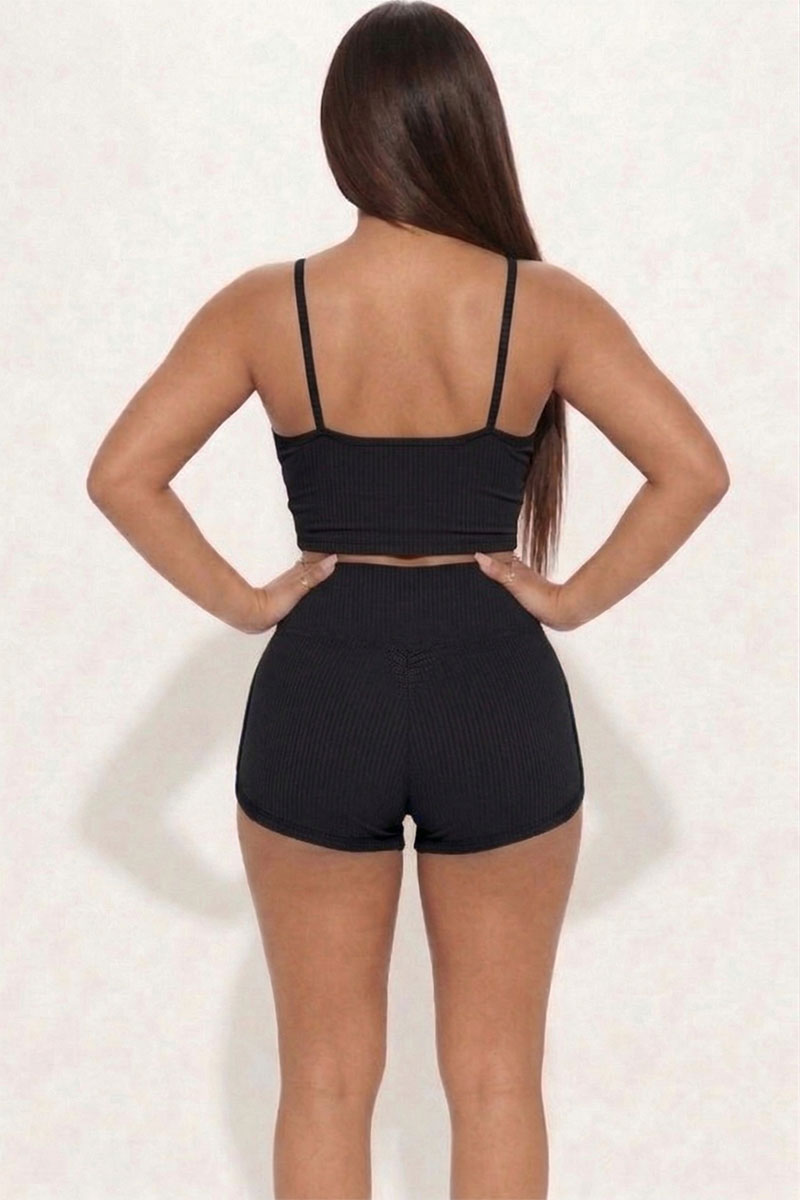 Conjunto de top corto de tirantes acanalado y pantalones cortos fruncidos