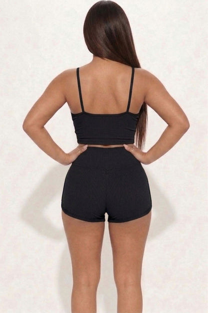 Conjunto de top corto de tirantes acanalado y pantalones cortos fruncidos