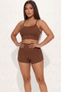 Conjunto de top corto de tirantes acanalado y pantalones cortos fruncidos
