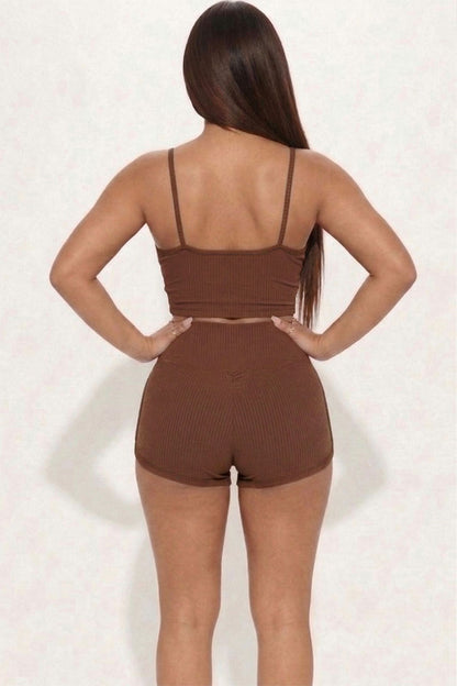 Conjunto de top corto de tirantes acanalado y pantalones cortos fruncidos
