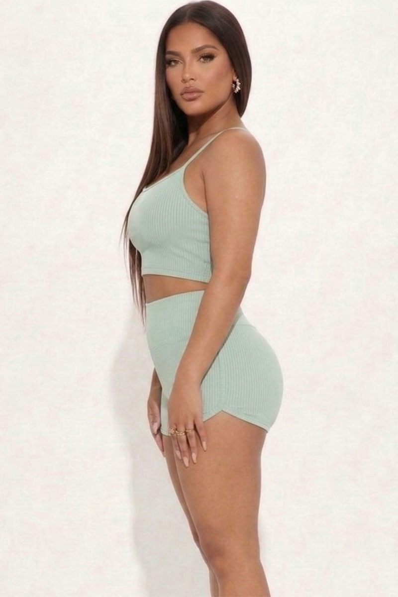 Conjunto de top corto de tirantes acanalado y pantalones cortos fruncidos