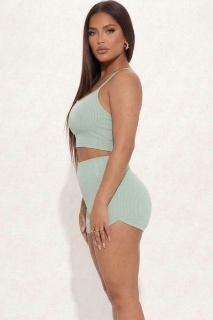 Conjunto de top corto de tirantes acanalado y pantalones cortos fruncidos