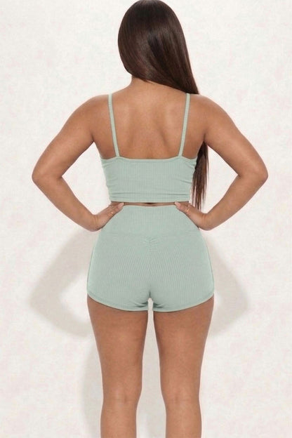 Conjunto de top corto de tirantes acanalado y pantalones cortos fruncidos