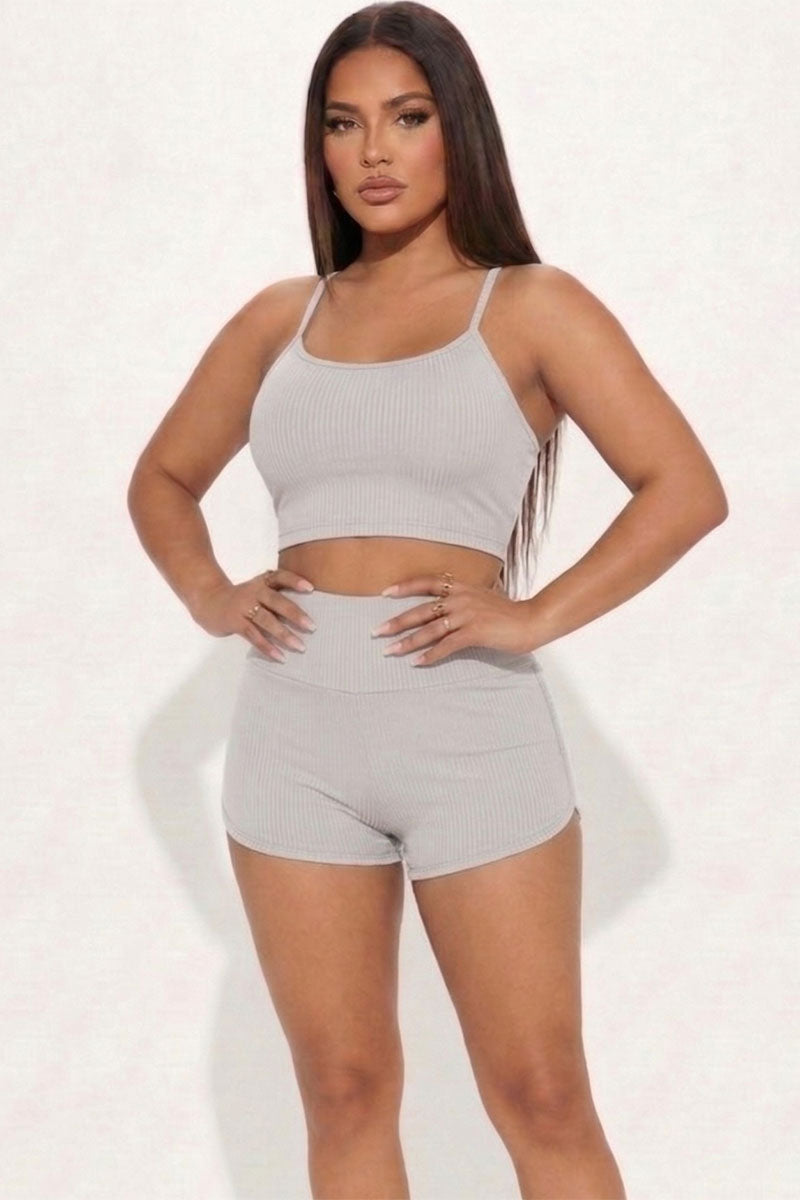 Conjunto de top corto de tirantes acanalado y pantalones cortos fruncidos