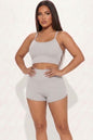 Conjunto de top corto de tirantes acanalado y pantalones cortos fruncidos