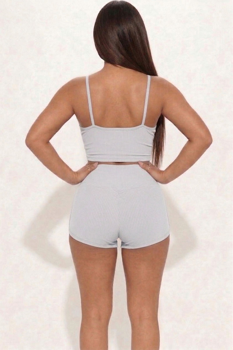 Conjunto de top corto de tirantes acanalado y pantalones cortos fruncidos