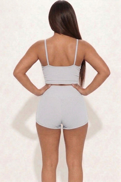 Conjunto de top corto de tirantes acanalado y pantalones cortos fruncidos