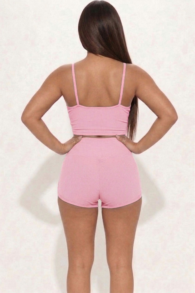 Conjunto de top corto de tirantes acanalado y pantalones cortos fruncidos
