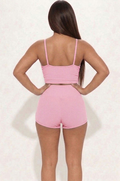 Conjunto de top corto de tirantes acanalado y pantalones cortos fruncidos