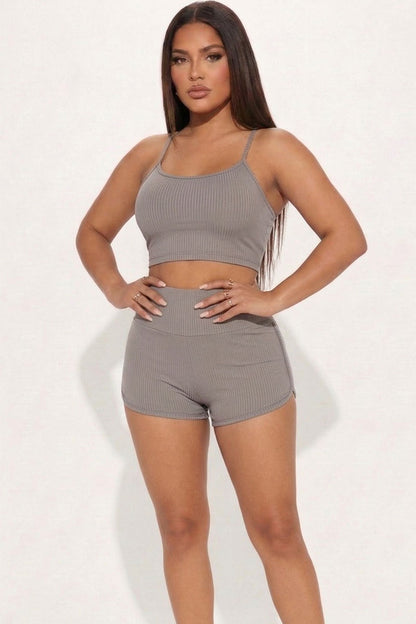 Conjunto de top corto de tirantes acanalado y pantalones cortos fruncidos