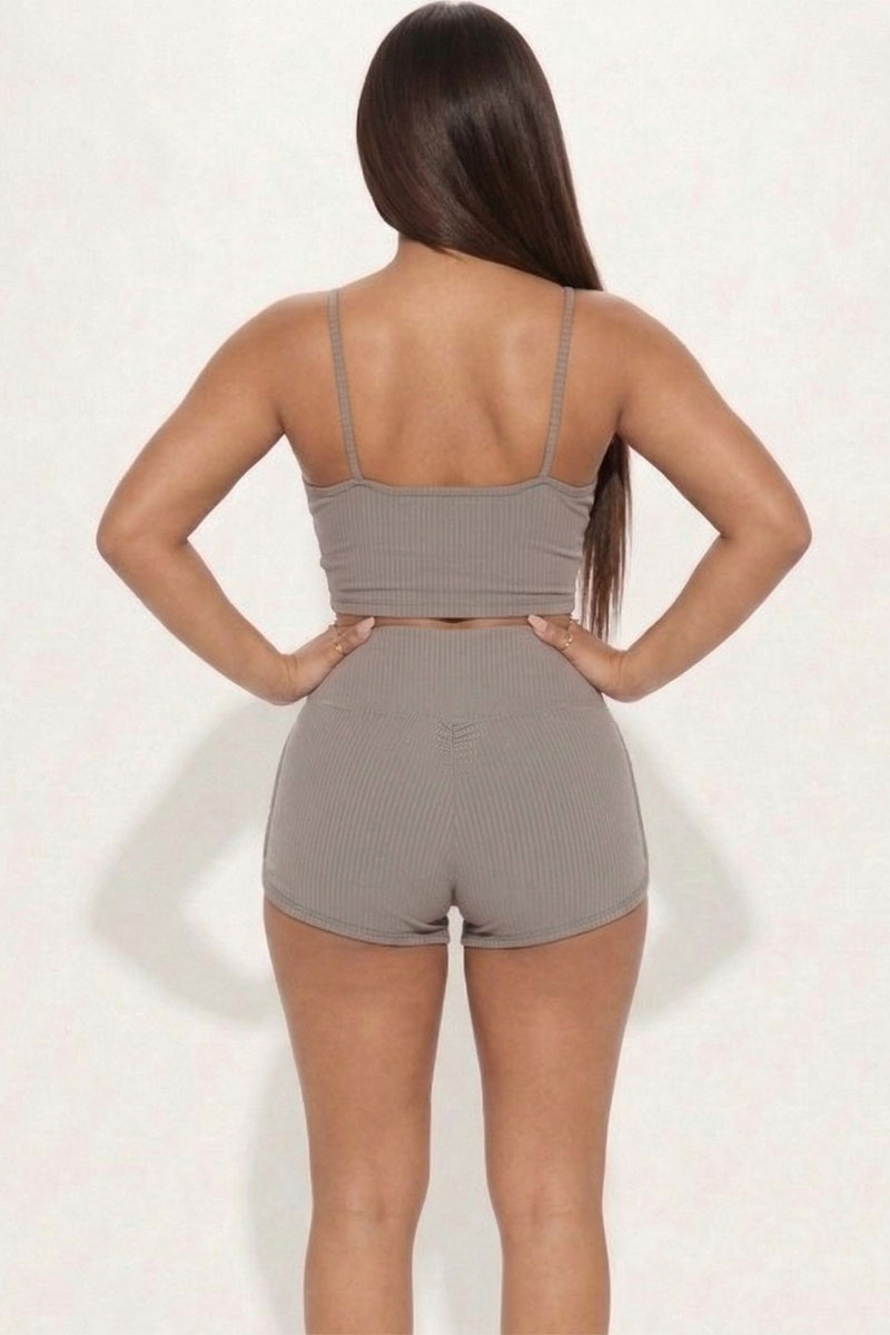 Conjunto de top corto de tirantes acanalado y pantalones cortos fruncidos