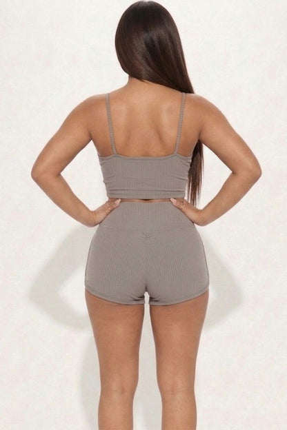 Conjunto de top corto de tirantes acanalado y pantalones cortos fruncidos