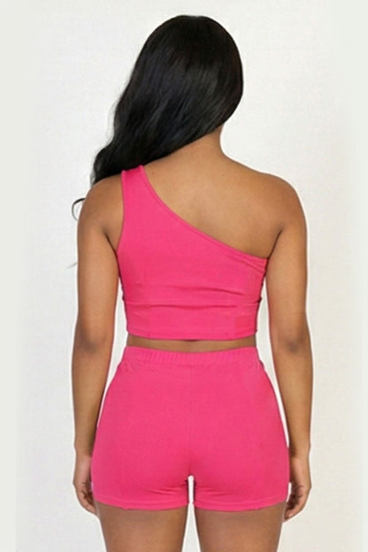 Conjunto de top corto y shorts con costura expuesta de un hombro