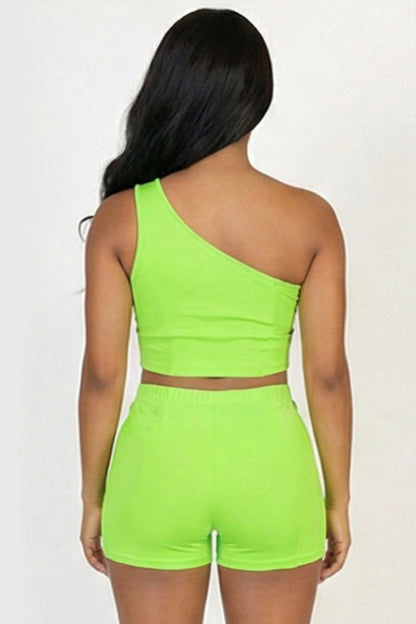 Conjunto de top corto y shorts con costura expuesta de un hombro