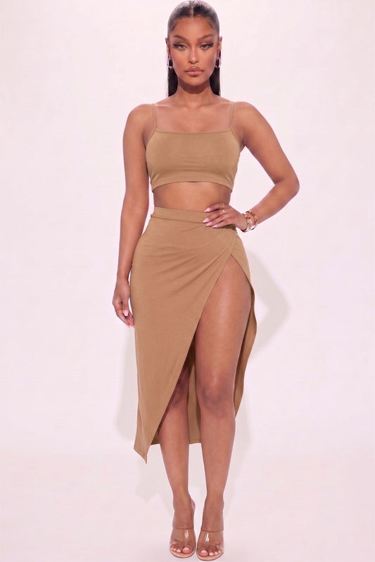 Conjunto de falda larga con abertura en el muslo y camisola recortada